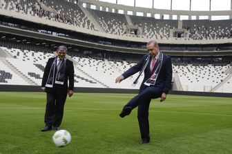 Istanbul, stadio Arena Inonu del Besiktas. Il presidente Recep Tayyip Erdogan e l'ex presidente Abdullah Gul giocano a calcio