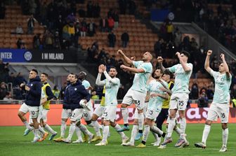I giocatori dell'Inter dopo la vittoria su Lecce