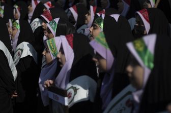 Studentesse iraniane durante una cerimonia