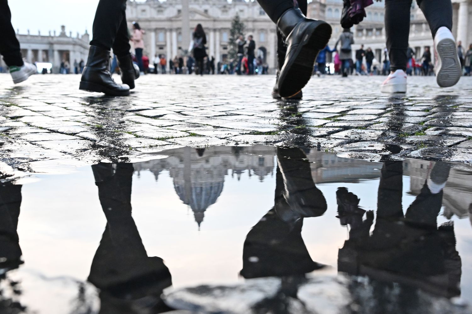 La cupola di San Pietro riflessa in una pozzanghera&nbsp;