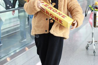 L'attrice cinese Liu Yun con una barra di Toblerone da nove chili
