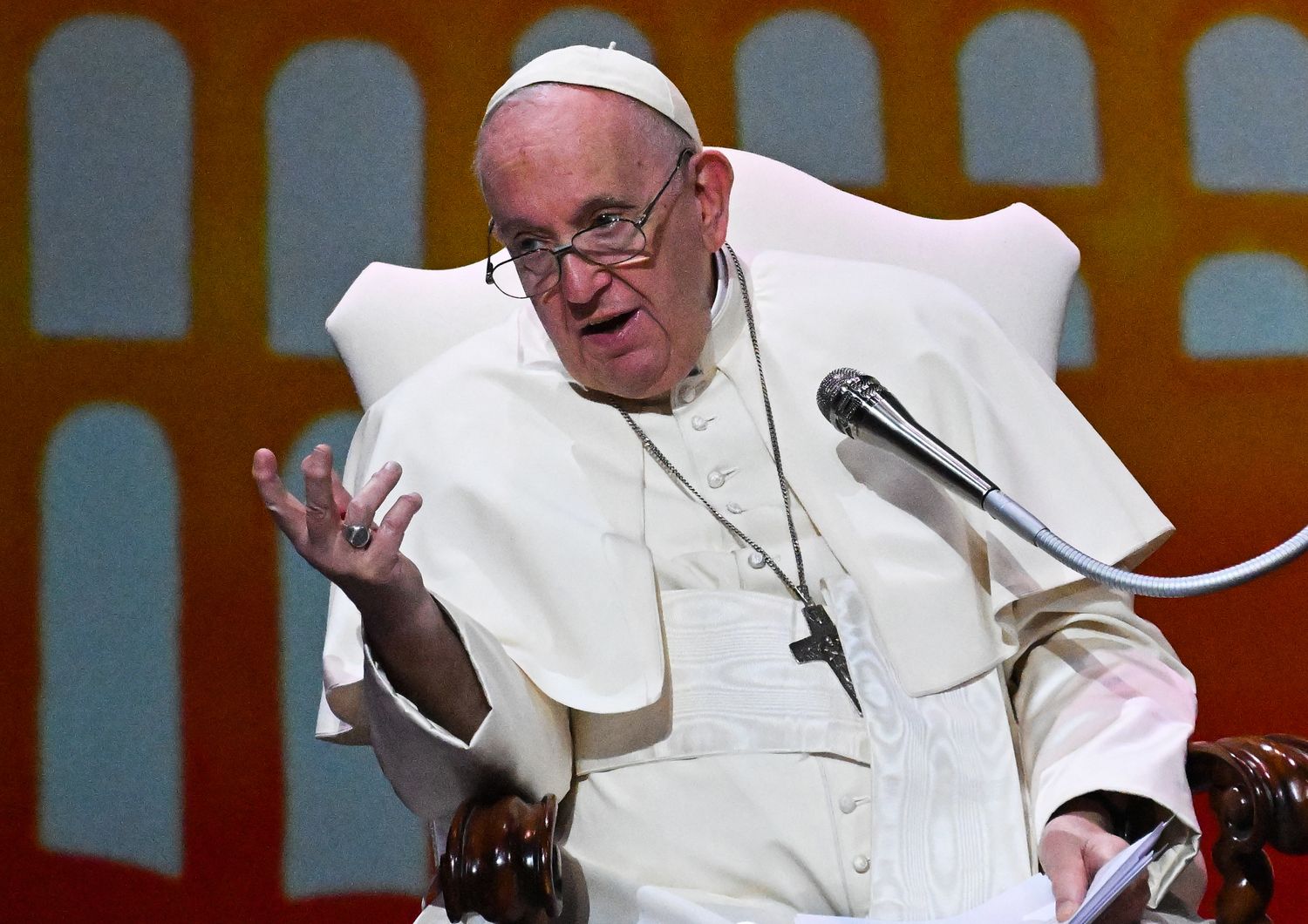 Papa esalta la donna&nbsp;parla linguaggi della mente del cuore e delle mani&nbsp;