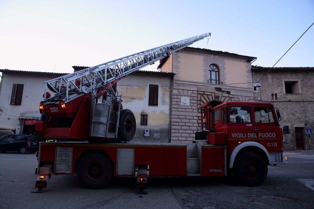 Vigili del fuoco al lavoro per le verifiche sugli edifici