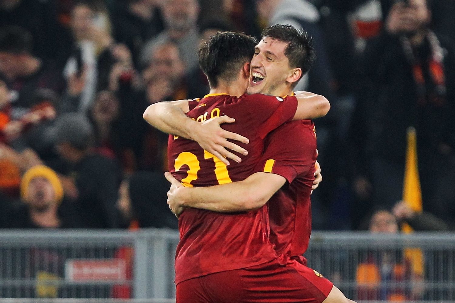 L'abbraccio tra Kumbulla e Dybala