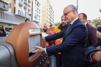 Rifiuti Roma Gualtieri inaugura un contenitore innovativo per differenziata&nbsp;