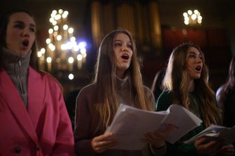 Il coro della Royal Opera House che si esibisce con i profughi ucraini