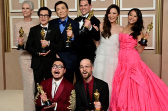 Pioggia di statuette per Everything Everywhere All At Once