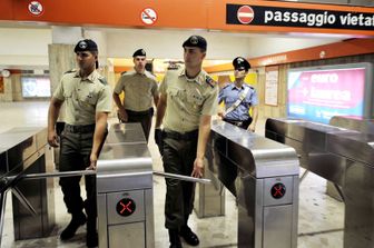 Forze di sicurezza nella metro A di Roma