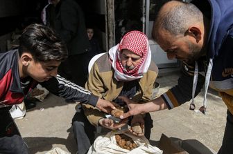 Un venditore di tartufi in un mercato siriano
