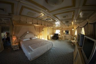 La camera da letto presidenziale dello yacht di Saddam Hussein