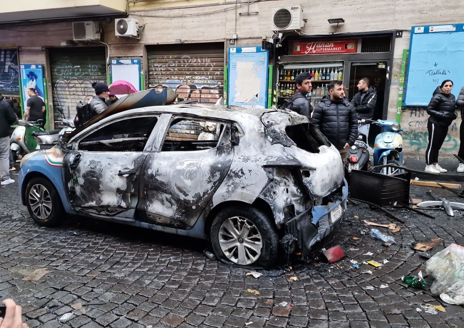 Auto bruciata della polizia &nbsp;