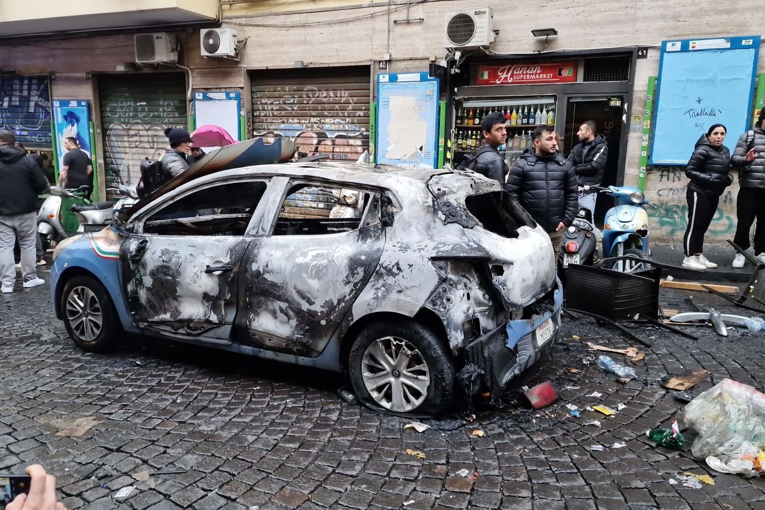 Auto bruciata della polizia &nbsp;