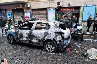 Auto bruciata della polizia &nbsp;