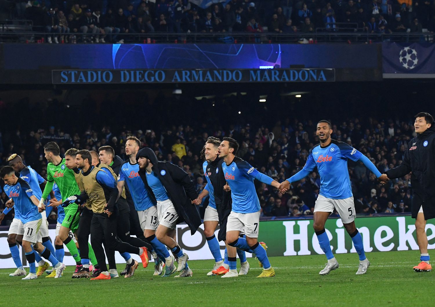 I giocatori del Napoli festeggiano allo stadio Maradona il passaggio ai quarti di finale di Champions League dopo la vittoria contro l'Eintracht &nbsp;