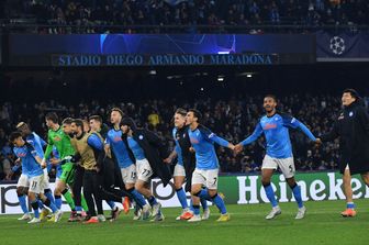 I giocatori del Napoli festeggiano allo stadio Maradona il passaggio ai quarti di finale di Champions League dopo la vittoria contro l'Eintracht &nbsp;