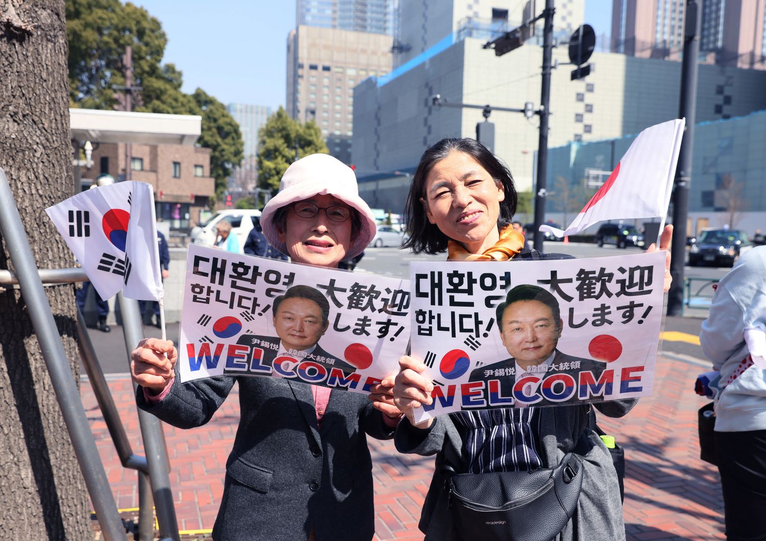 Due sostenitrici del riavvicinamento tra la Corea del Sud e il Giappone