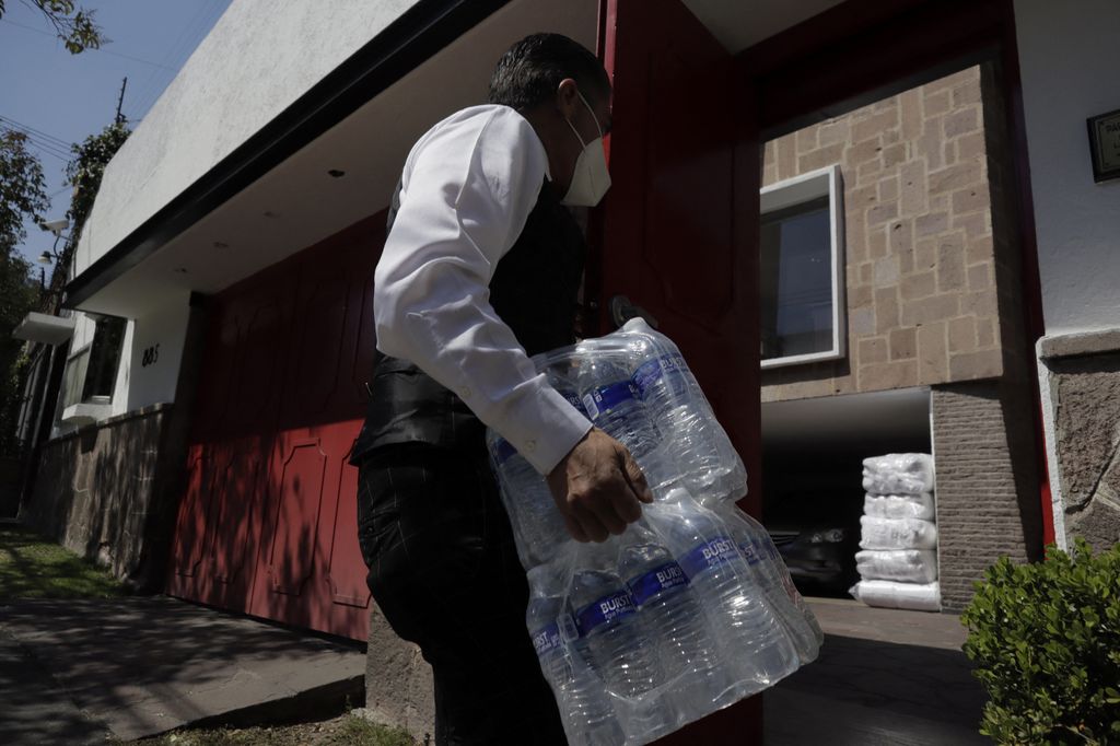 La scelta di bere acqua in bottiglie di plastica