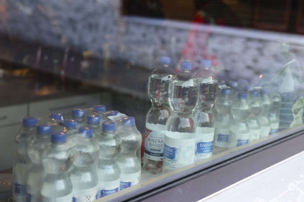 Bottiglie di plastica su un rullo di un supermercato