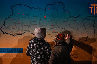 &nbsp;Bambini di fronte a cartina Ucraina