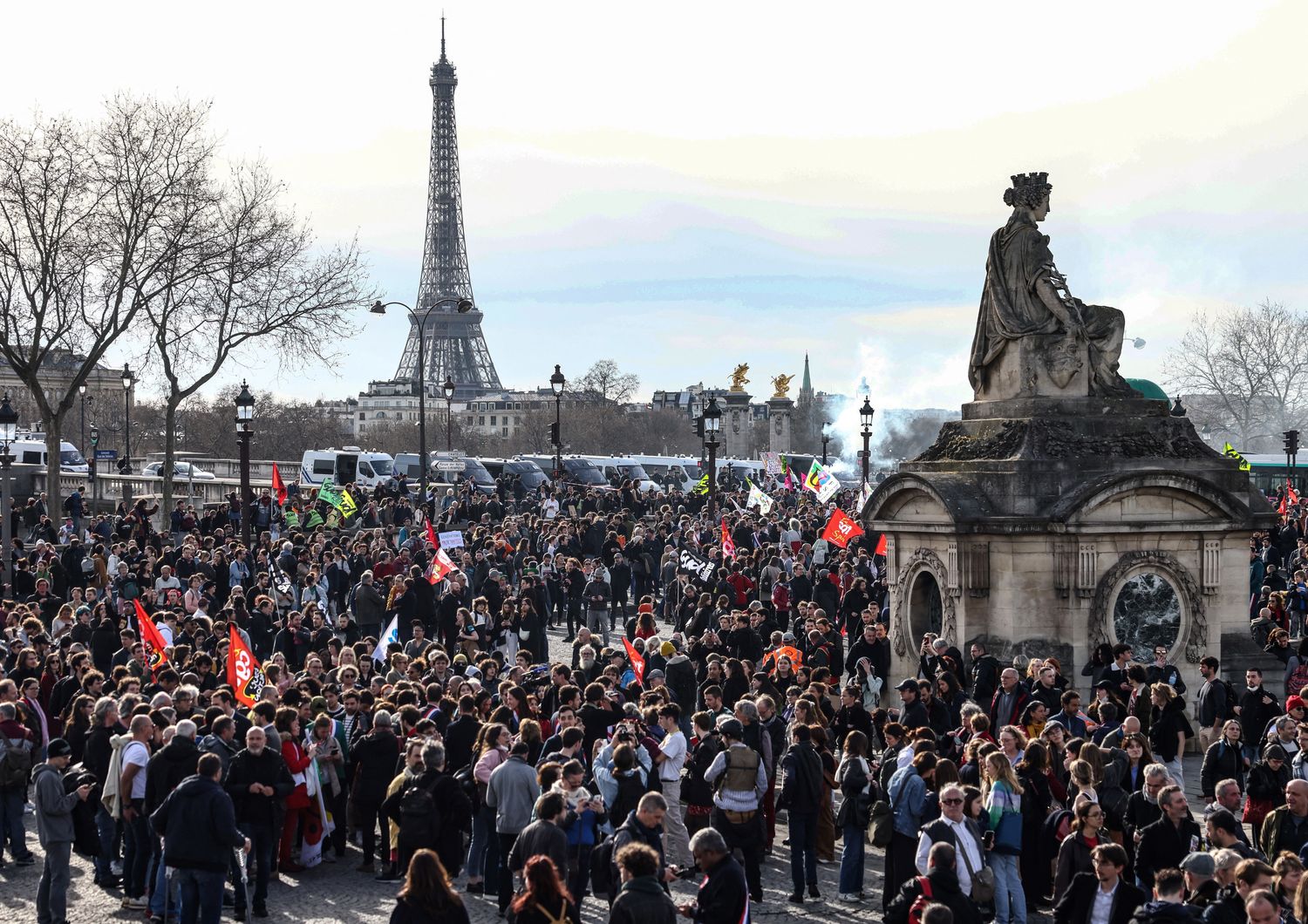 Proteste a Parigi a Place de la Concorde dopo la decisione del governo francese di ricorrere all'articolo 49 sulla riforma delle pensioni