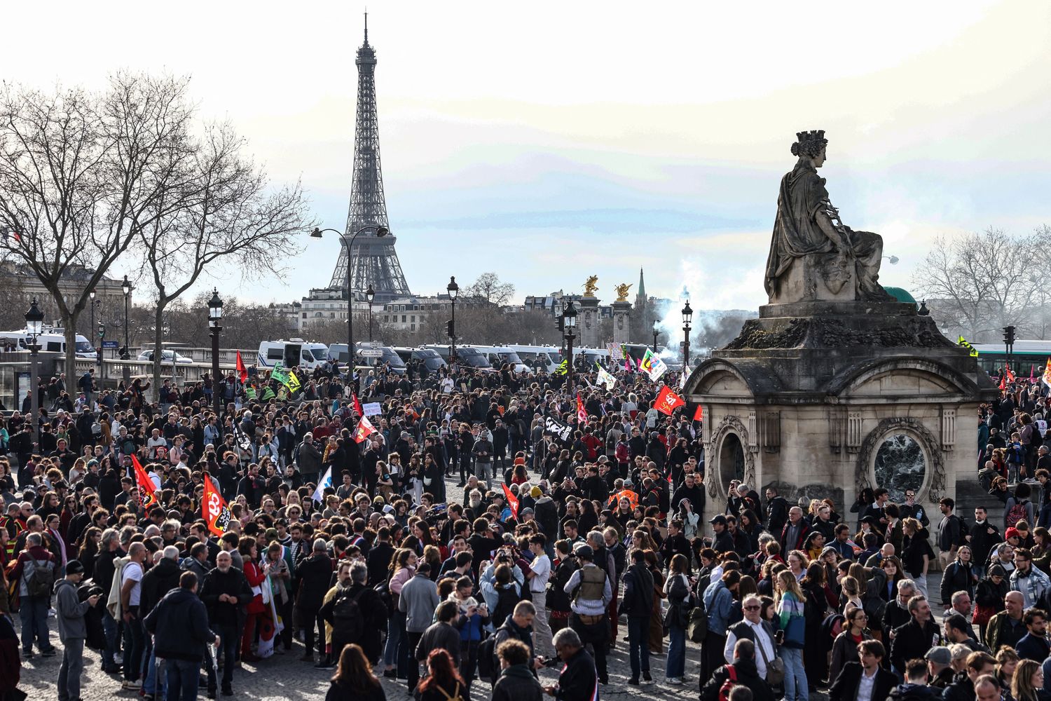 Proteste a Parigi a Place de la Concorde dopo la decisione del governo francese di ricorrere all'articolo 49 sulla riforma delle pensioni