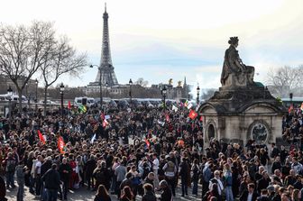 Proteste a Parigi a Place de la Concorde dopo la decisione del governo francese di ricorrere all'articolo 49 sulla riforma delle pensioni