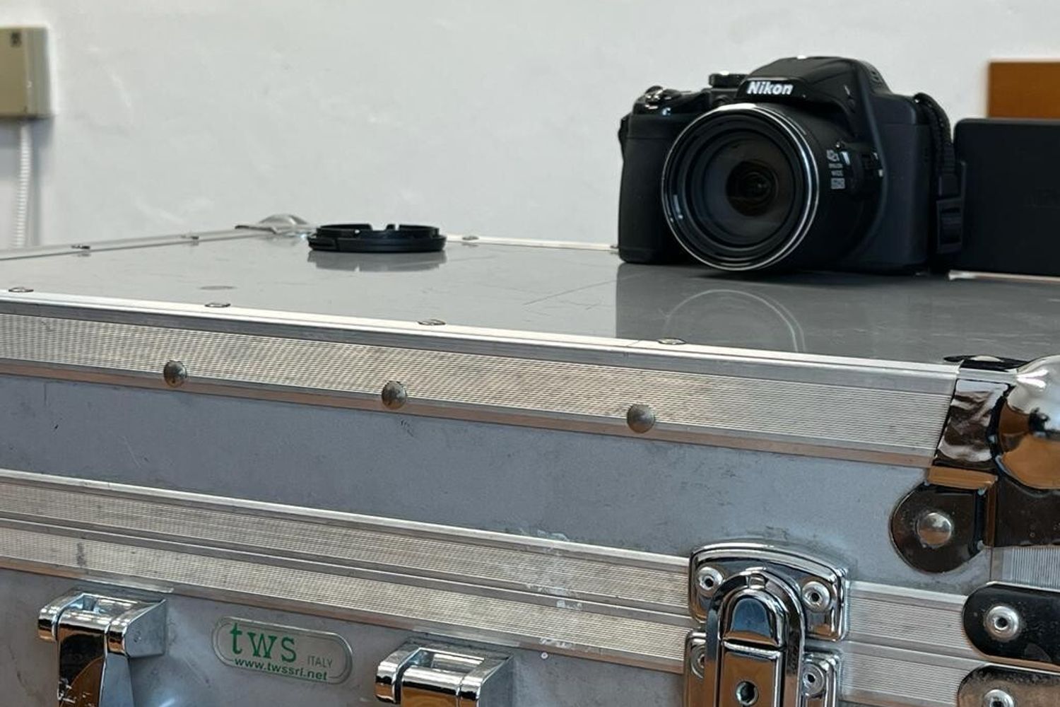 &nbsp;Una fotocamera appoggiata in una caserma di Milano pronta a riprendere un interrogatorio