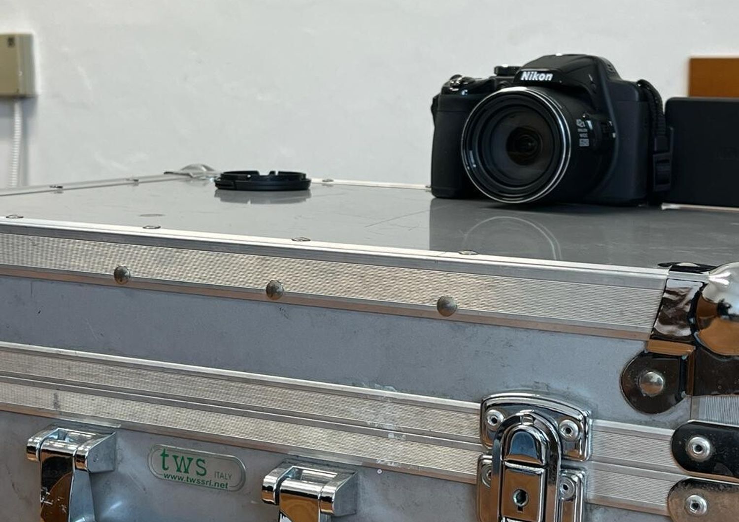 &nbsp;Una fotocamera appoggiata in una caserma di Milano pronta a riprendere un interrogatorio