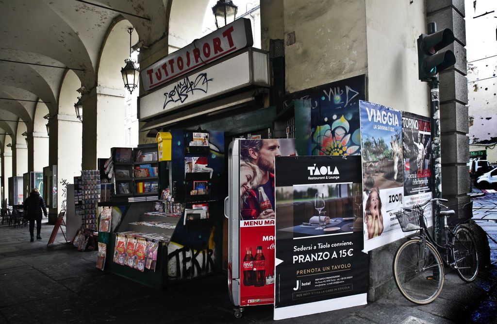 Edicola sotto i portici a Torino