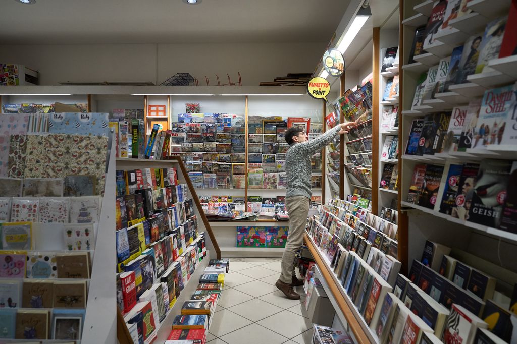 Interno di un'edicola che fornisce molti servizi