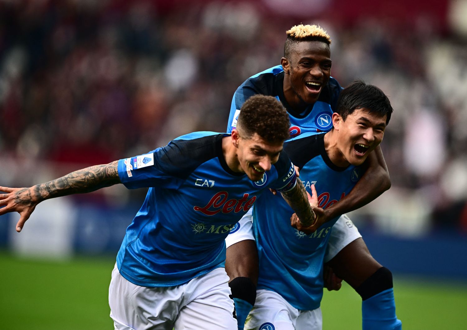 Napoli festeggia dopo un gol al Torino