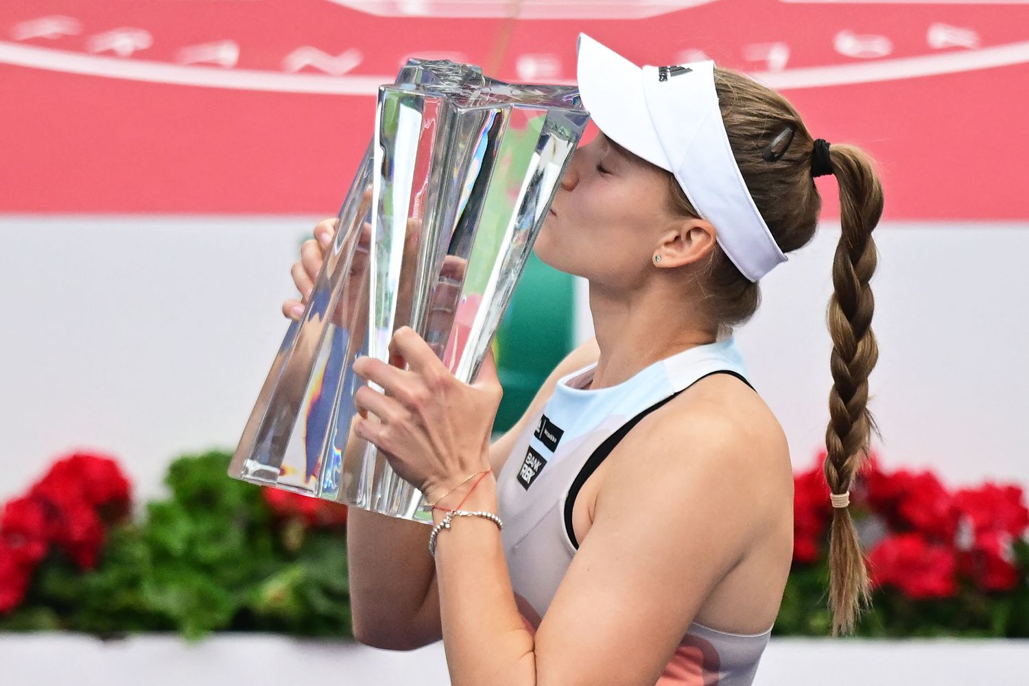 Elena Rybakina e il trofeo di Indian Wells