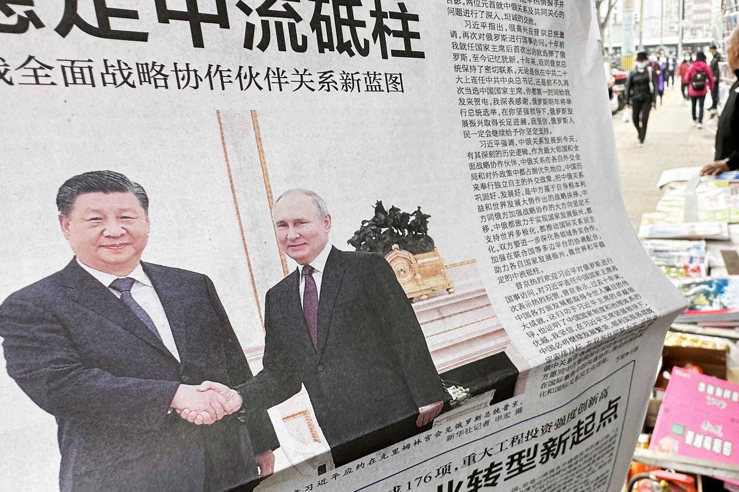 Quotidiani con l'immagine dell'incontro tra Xi e Putin