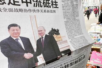 Quotidiani con l'immagine dell'incontro tra Xi e Putin