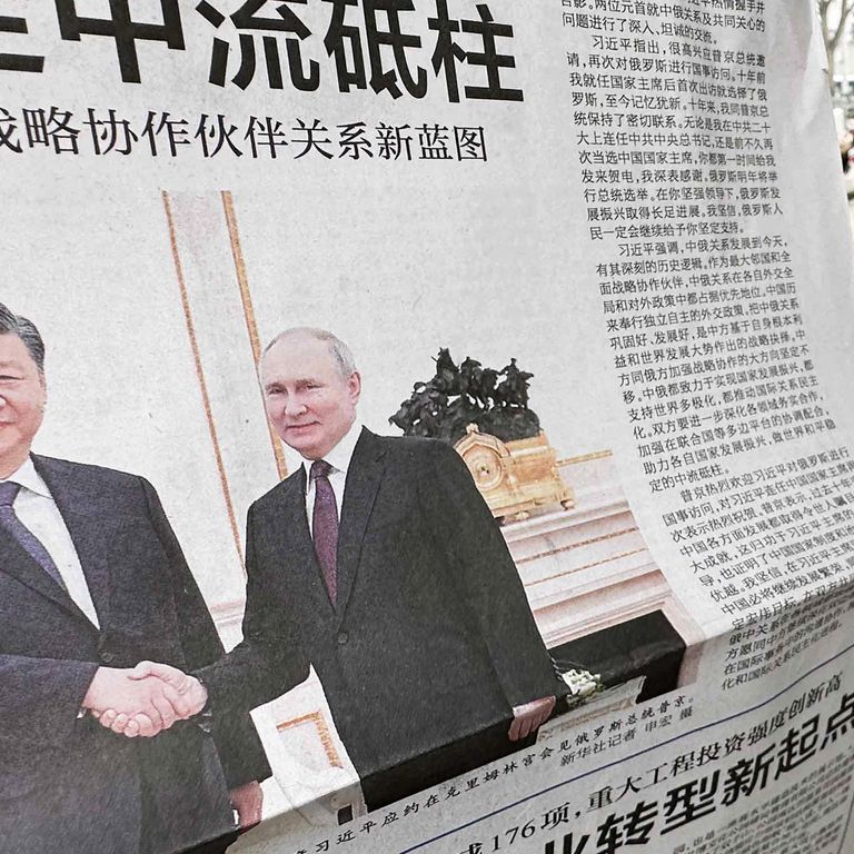 Quotidiani con l'immagine dell'incontro tra Xi e Putin
