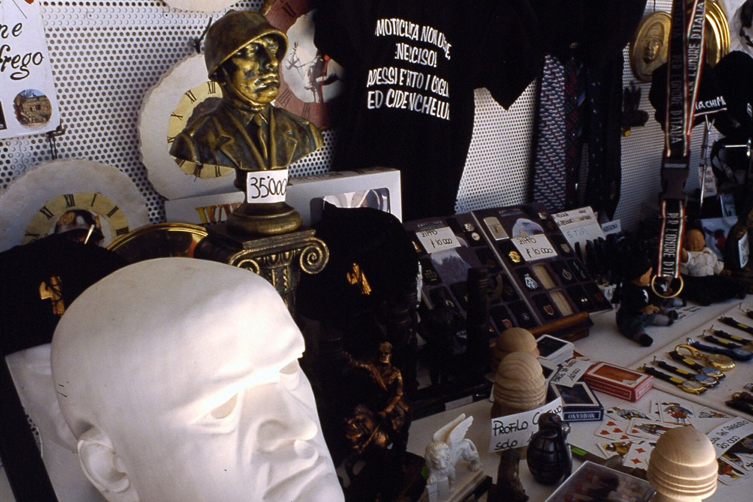 Souvenir fascisti a Predappio