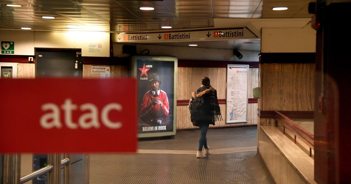 arrestati 14 borseggiatori in azione sulle metro a e b di roma