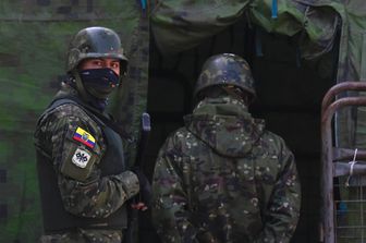 Militari di guardia a una prigione in Ecuador