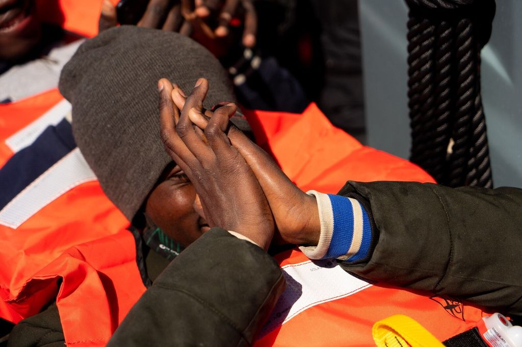 Un migrante salvato dalla nave Life Support di Emergency