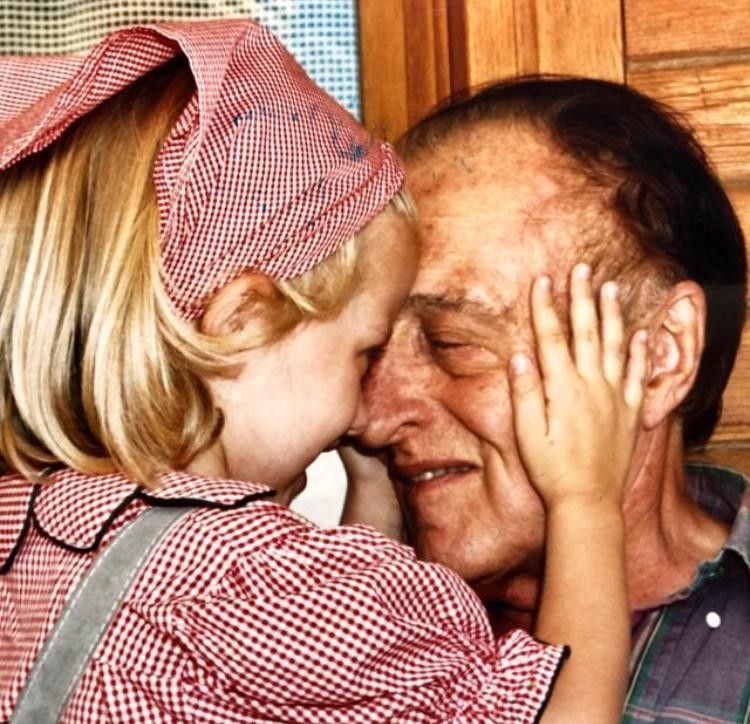 La scrittrice Camilla Ghiotto da bambina con suo padre&nbsp;