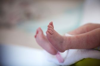 roma neonato morto per circoncisione 2 donne arrestate
