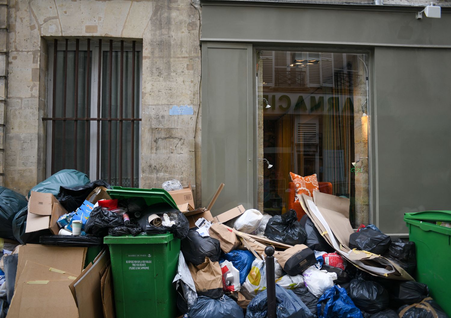 Cumuli di spazzatura a Parigi