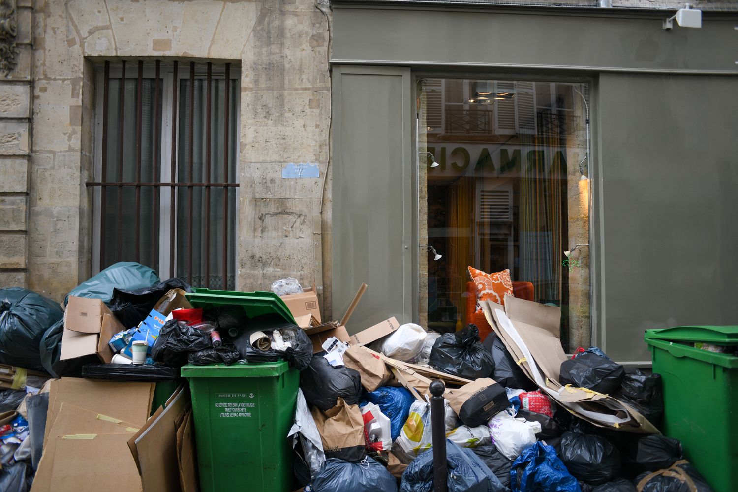 Cumuli di spazzatura a Parigi