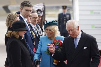 Carlo e Camilla all'aeroporto di Berlino