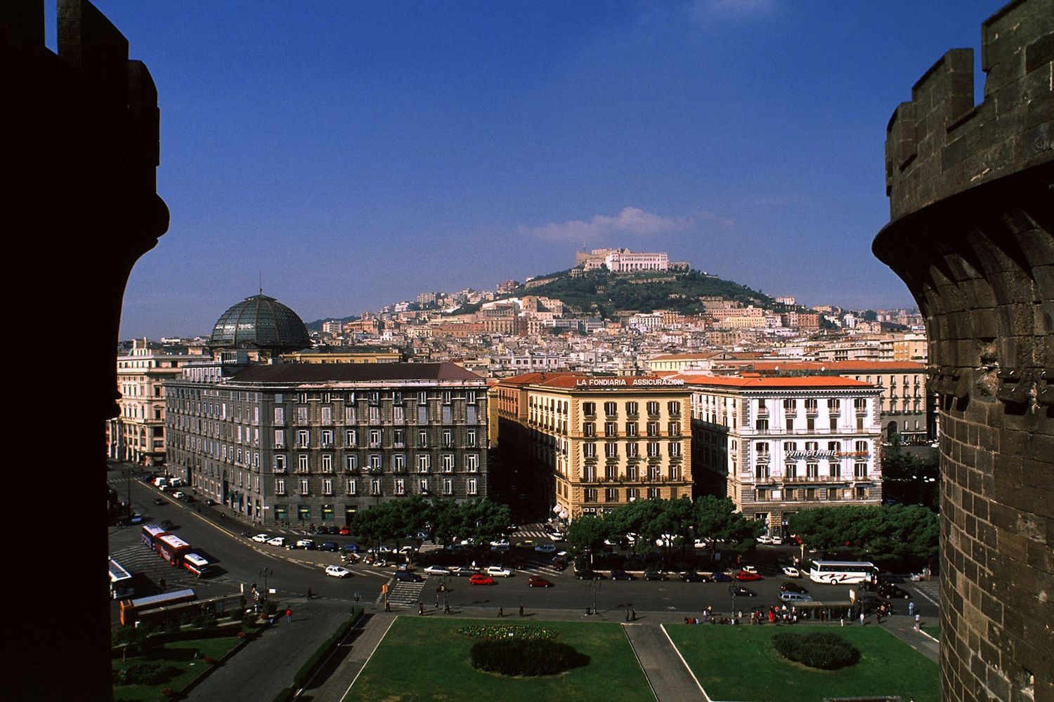 Napoli, una veduta di Piazza del Municipio dal Maschio Angioino