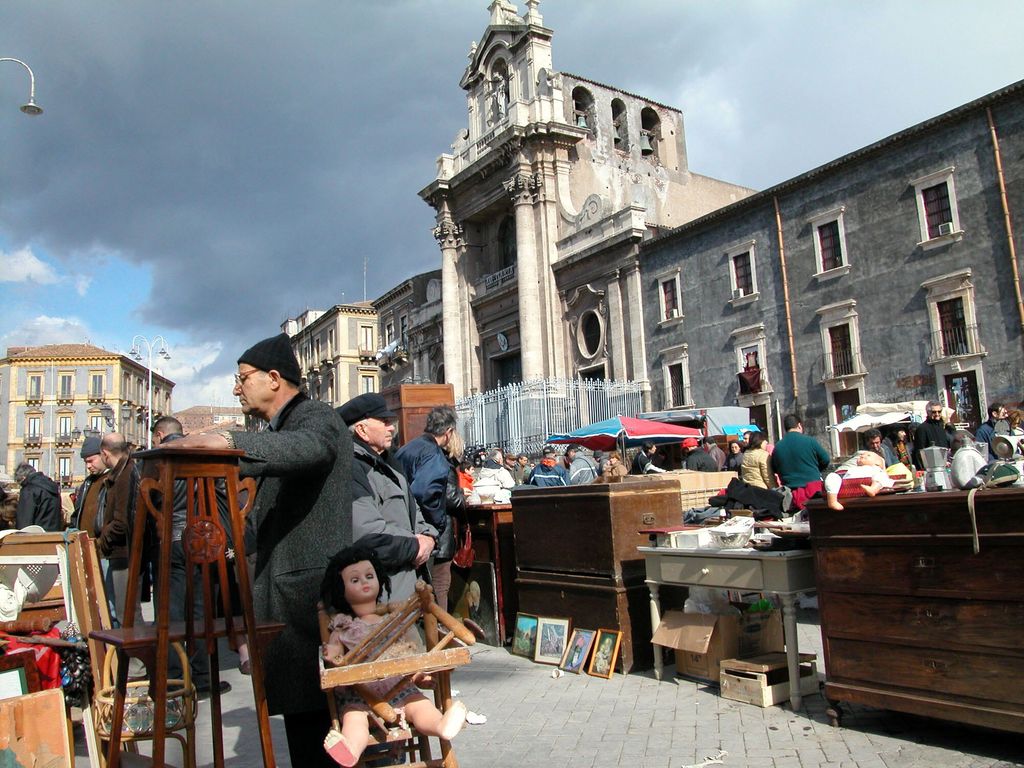 Catania, la fiera dell'antiquariato a Piazza Carlo Alberto