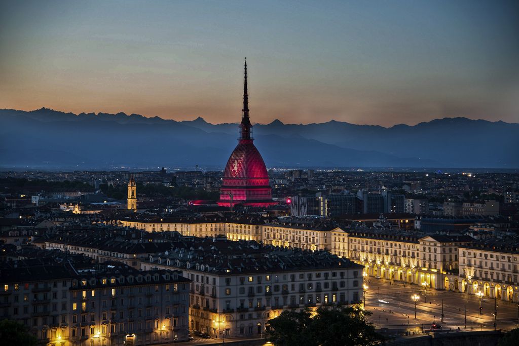 La Mole antonelliana illuminata con i colori del Torino in ricordo della tragedia di Superga