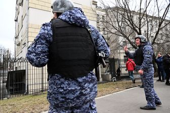 Le autorit&agrave; russe fuori dal tribunale di Mosca dove &egrave; stato convalidato l'arresto per il reporter del Wall Street Journal, Evan Gershkovich&nbsp;