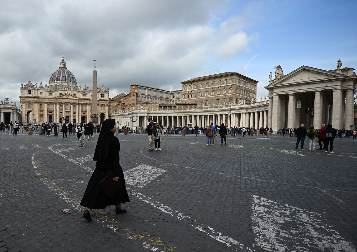 Una suora in piazza del Vaticano il giorno dopo il ricovero di Papa Francesco al Gemelli &nbsp;