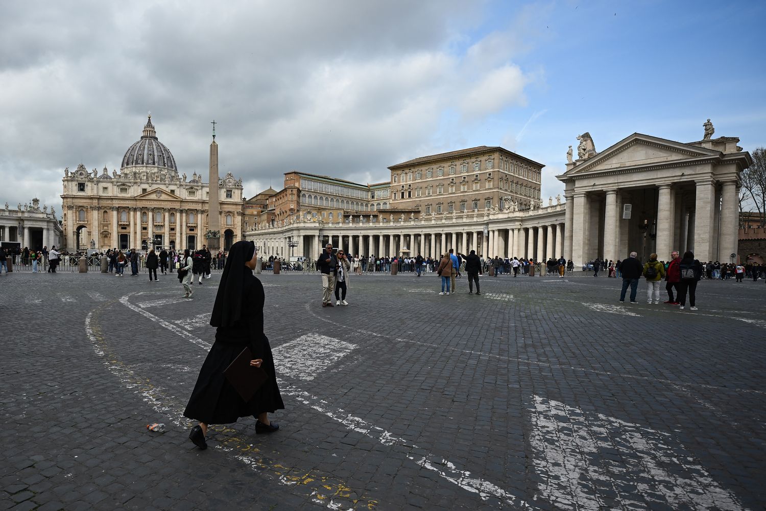Una suora in piazza del Vaticano il giorno dopo il ricovero di Papa Francesco al Gemelli &nbsp;